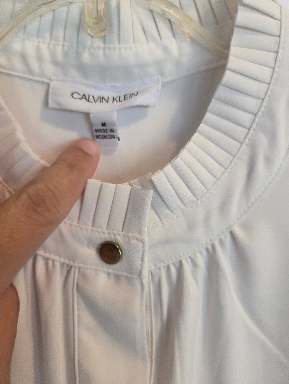 Sleeveless White Pleated Neck Women's Top - Picture 2 of 9